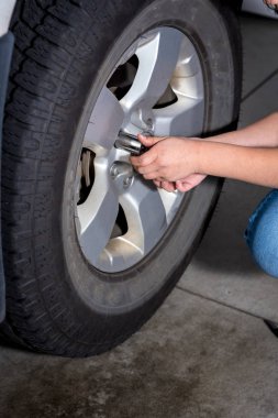 Kız bir pikap lastik formu lug fındık kaldırır