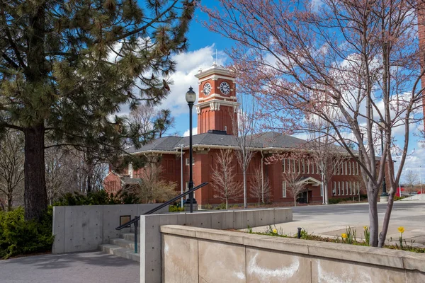 Unieke bakstenen klokkentoren op een campus van de westelijke Universiteit — Stockfoto