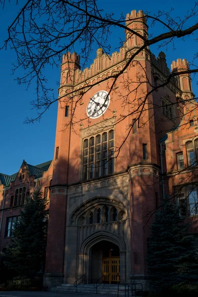 Klokkentoren van een universiteits administratiegebouw zonovergoten — Stockfoto