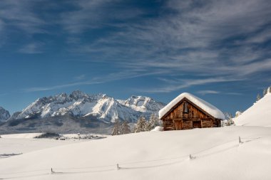 Idaho 'nun Kesme Dişleri' nde kış kulübesi.