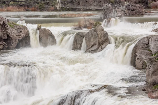 Eau de rivière en cascade sur la roche dans une cascade — Photo