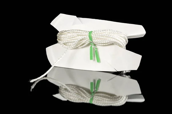 Пакет веревки на картонке с проволочным галстуком — стоковое фото