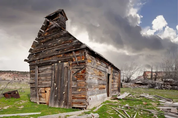 Casa da escola ocidental velha com madeira weathered — Fotografia de Stock