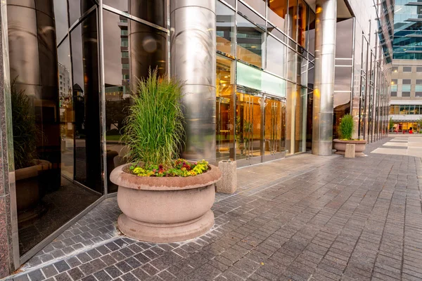 Plantador e entrada extravagante para um edifício moderno — Fotografia de Stock