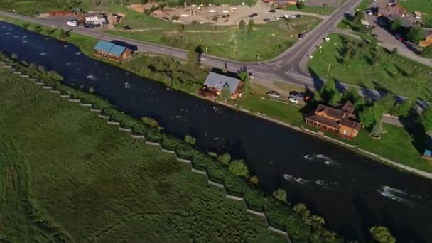 Des Fermiers Clôturent Rover Salmon Stanley Idaho Commence Nature Sauvage — Video