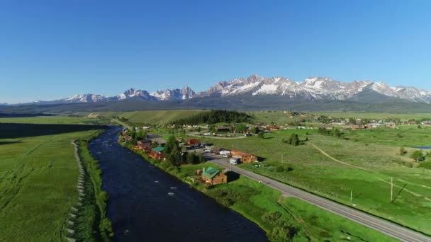 Kleine Bergstadt Stanley Idaho Mit Dem Lachsfluss Und Dem Highway — Stockvideo