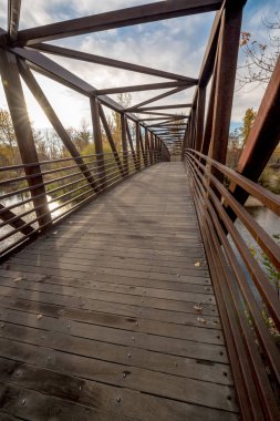 Boise Nehri ayak köprüsünde sabah güneşi yükselişi