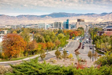 Sonbahar ağaçları çizgi Boise Idaho bir ana cadde