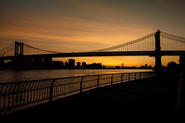 Alacakaranlık ve Brooklyn Köprüsü silüeti  