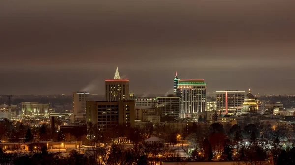 Skyline Boise cidade no inverno e à noite — Fotografia de Stock