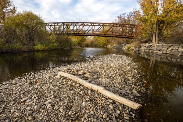 Agradable vista del río Boise con una pasarela — Foto de Stock