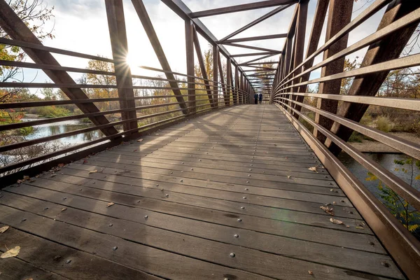 Zdalny most na rzece Boise z spacerowiczów — Zdjęcie stockowe