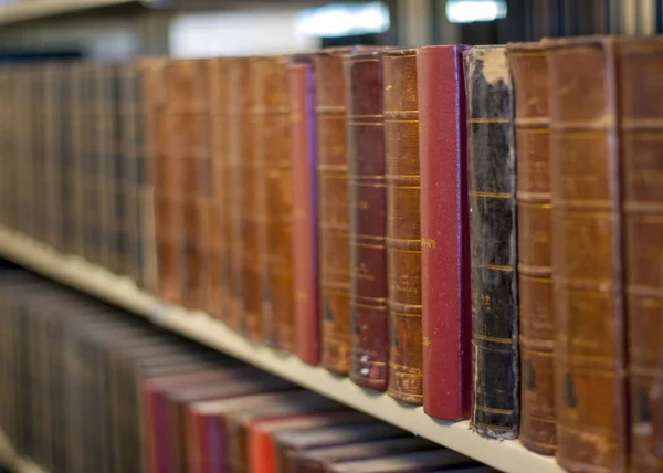 Alfabetiskt ordnade böcker i ett bibliotek — Stockfoto