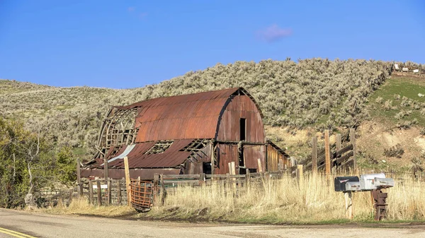 Старый ржавый амбар в стране Айдахо — стоковое фото