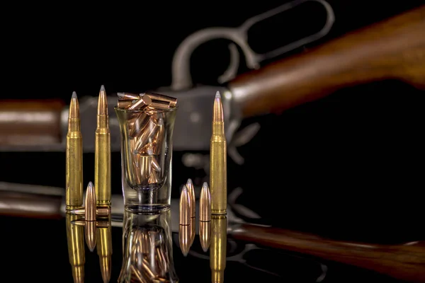 Munición y balas con rifle — Foto de Stock