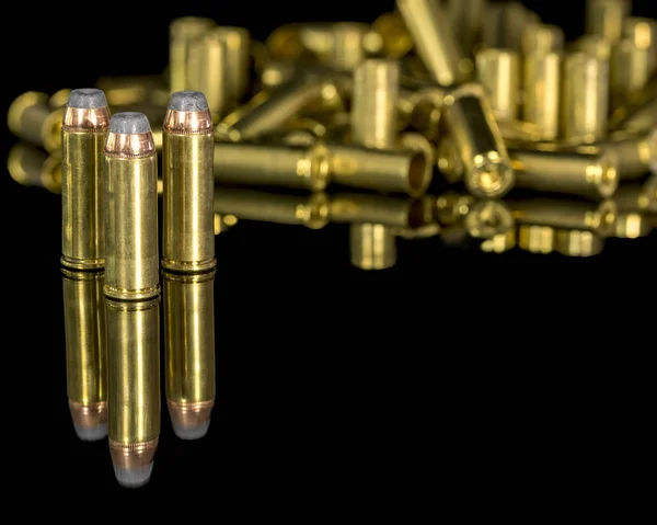 SAML Brass pistool munitie en reflectie — Stockfoto