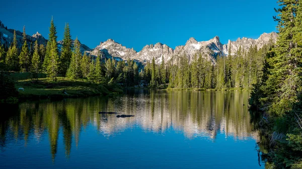 Belle scène de montagne dans l'Idaho avec les montagnes du lac et la forêt — Photo