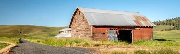 砂利道と納屋のあるアイダホ農場 — ストック写真