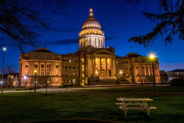 Table de pique-nique la nuit avec capitale à Boise Idaho — Photo