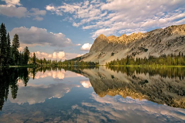 Lac de montagne Idaho et reflet nuageux — Photo