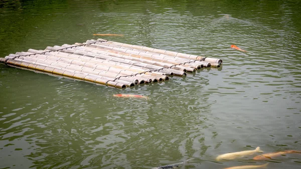 Koi lagoa com jangada de bambu — Fotografia de Stock
