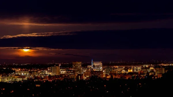 Skyling av Boise på natten med fullmåne och moln — Stockfoto