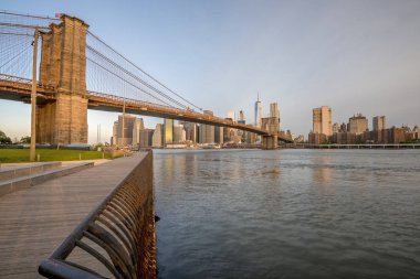 New York silüeti ile Brooklyn Köprüsü 'nün altında yürüyüş yolu
