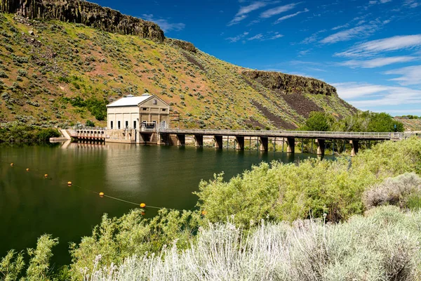 Boise River and shrubs on the banks before a Diversion Dam in sp — Stock Photo, Image