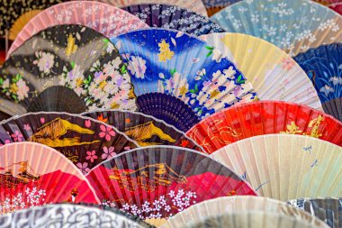 Yerel bir pazarda rastgele Japon hayranları nın çeşitleri