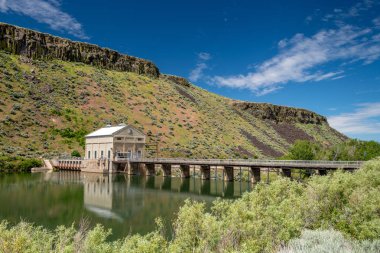 Mavi gökyüzü ile Boise Nehri yansıması üzerinde Saptırma Barajı