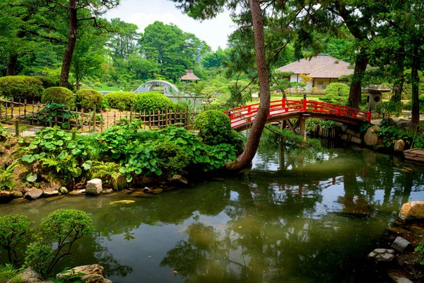 Hermoso jardín japonés en Hiroshima con puente rojo — Foto de Stock