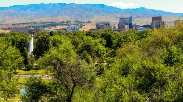 Parque popular de la ciudad en Boise Idaho con fuente y horizonte —  Fotos de Stock