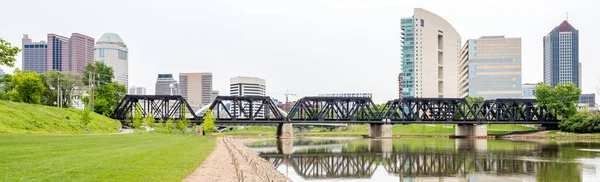 Las vías del tren sobre el río y el horizonte de Columbus Ohio —  Fotos de Stock