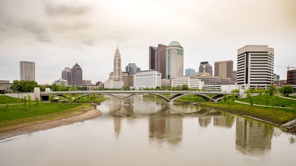 Columbus Ohio skyline y lluvia en el puente del río —  Fotos de Stock