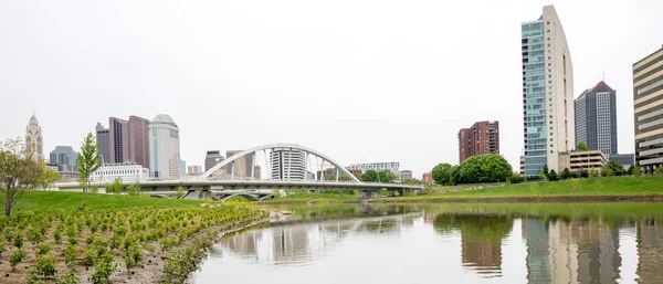 Puente de Arco y el skylinle de Columbus Ohio —  Fotos de Stock