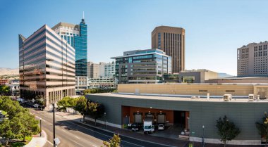 Boise Idaho şehir merkezinde doc yükleme ve silueti