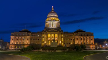 Büyük bina mavi saatte aydınlandı