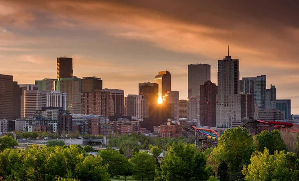 Denver Colorado skyline com reflexão estrela do sol — Fotografia de Stock