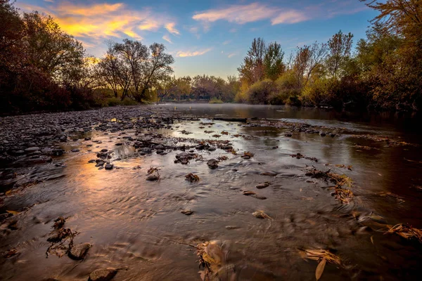 Idaho Boise River met herfst bladeren bij zonsopgang — Stockfoto