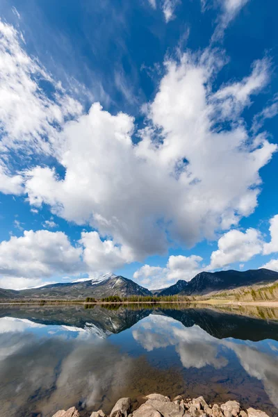 Dillon Reservoir Colorado con reflejo de nubes — Foto de Stock
