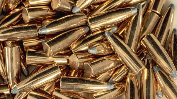 Muitas balas de cobre prontas para carregar — Fotografia de Stock
