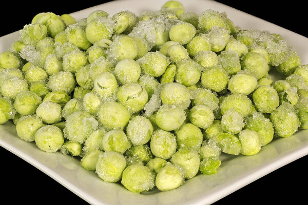 Зеленый горох из морозильника с морозом на них
