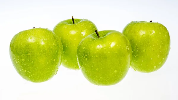 Четыре яблока вымыты и готовы к употреблению — стоковое фото