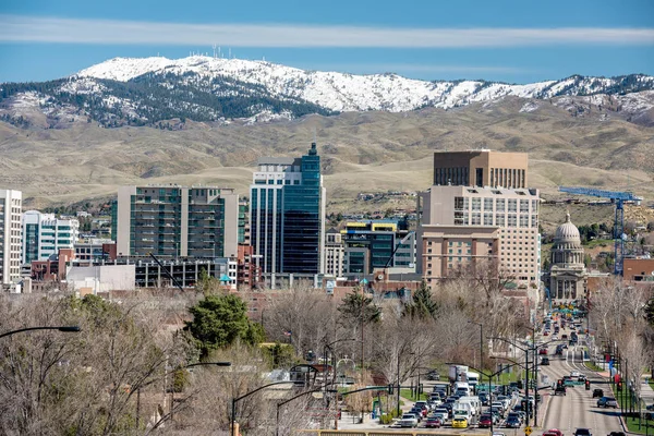 Skyline von Boise mit schneebedeckten Bergen — Stockfoto