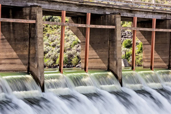 댐의 게이트를 통해 높은 물이 유출됩니다. — 스톡 사진