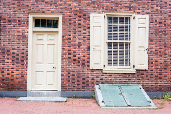 Antiguo edificio antiguo puerta y ventana con ladrillo —  Fotos de Stock