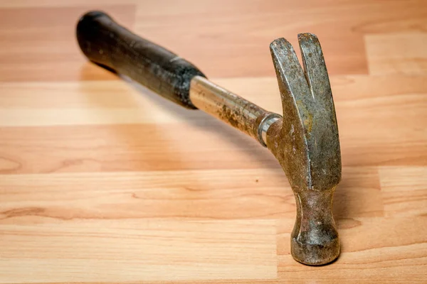 Σφυρί εργαλείο χέρι σε μια ξύλινη επιφάνεια — Φωτογραφία Αρχείου