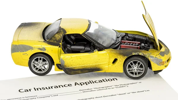 Beschadigde gele auto met een formulier voor verzekeringen — Stockfoto