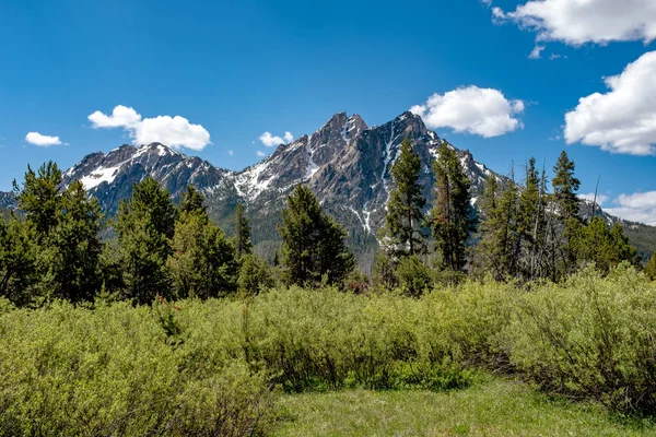Montañas salvajes de Idaho con nieve y cielo azul — Foto de Stock