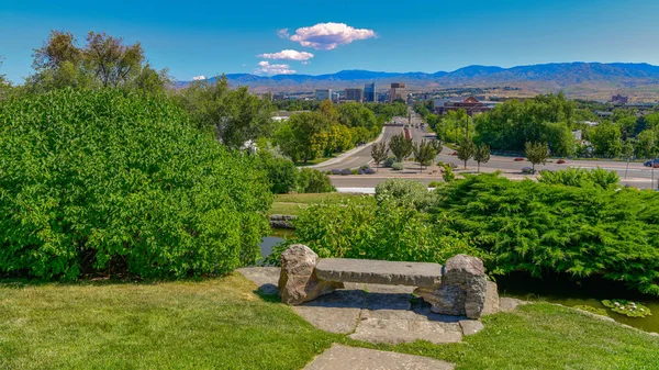 Hoofdstad boulevard met de stad Boise en park bench — Stockfoto